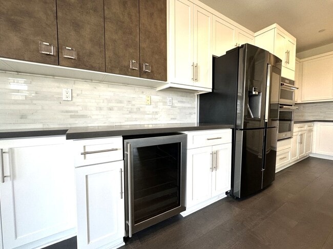 Photo - Spacious 3 Bdrm Detached Home Located Cent...