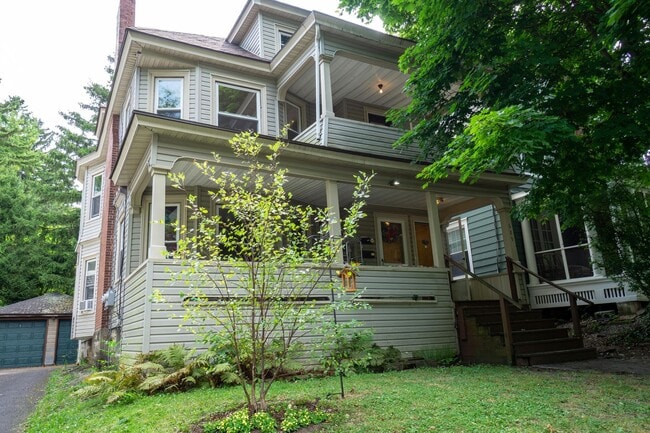 Building Photo - 689 Allen St Unit Allen 689.2