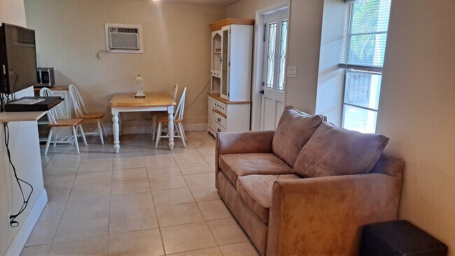 Living room - 206 Edgewood Dr Unit B