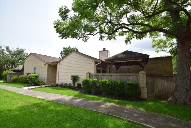 Building Photo - 910 Fleetwood Pl Dr Rental