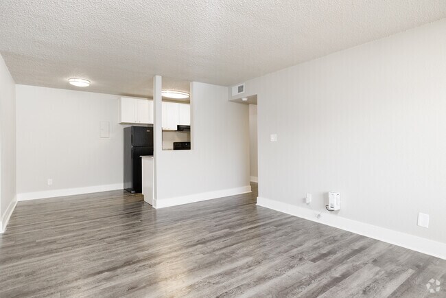 1BR, 1BA - 670SF - Living Room