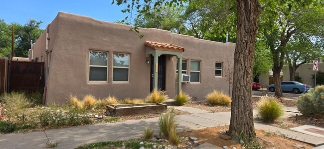 Downtown 2 bedroom apartment in triplex - Downtown 2 bedroom apartment in triplex