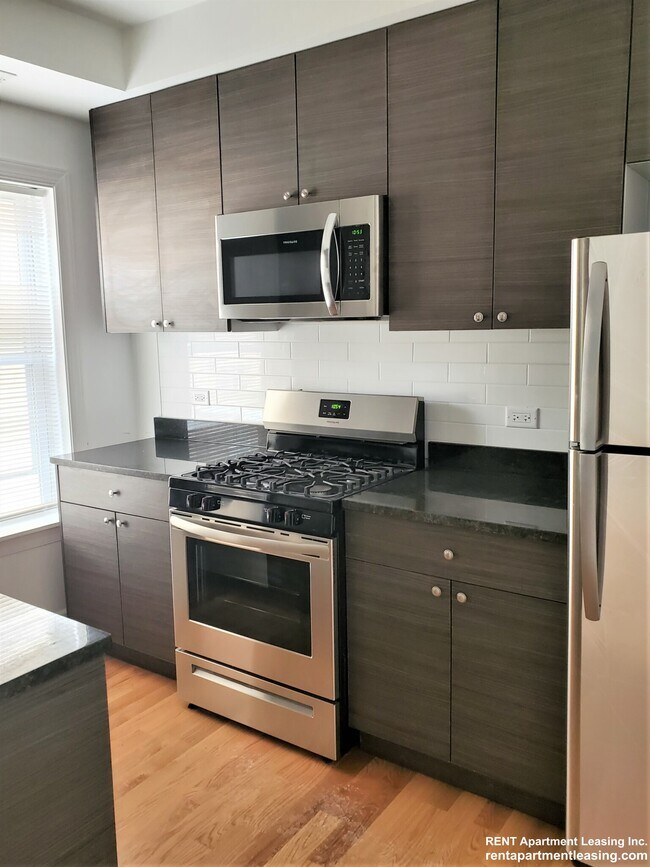 Building Photo - 1646 W Pratt Blvd Unit 2I