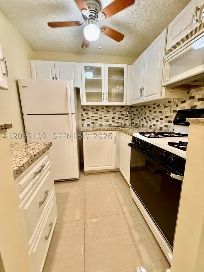 Building Photo - 20210 NE 2nd Ave Unit V4