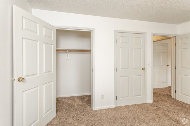 2BR, 1BA - 800 SF