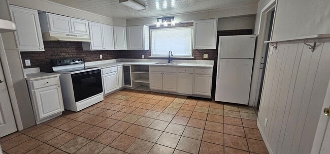 1105 W Jefferson Blvd