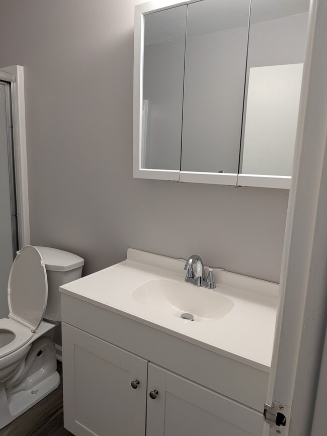 Full Bath - 2863 Cedar Hill Rd Unit 1