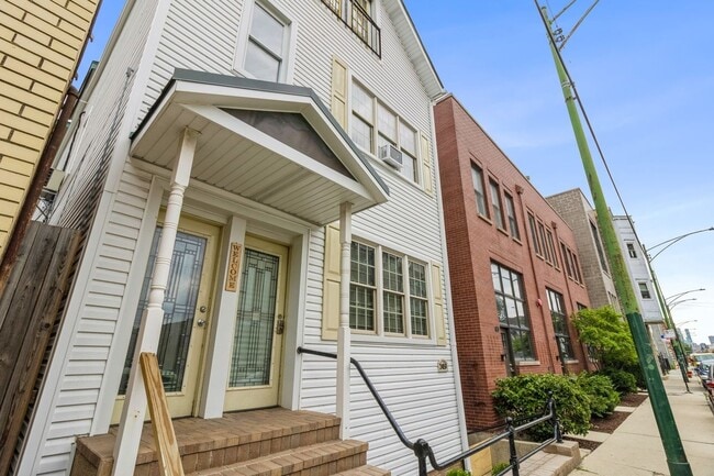 Building Photo - 2459 N Clybourn Ave Unit 1FRONT
