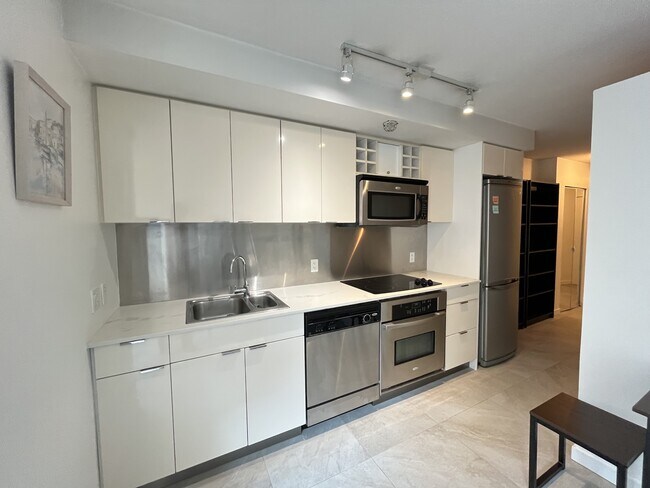 Photo - 233 Robson St