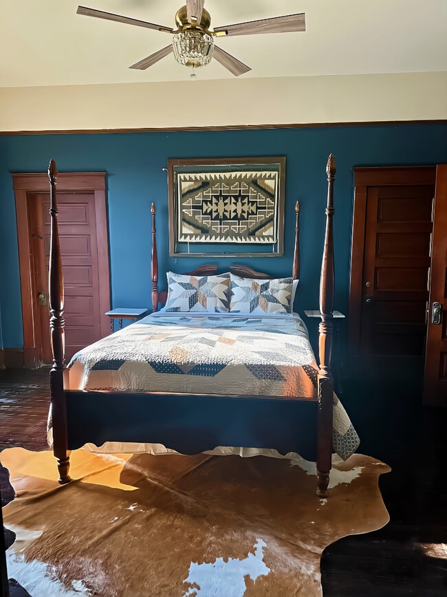 Photo - 406 W 1st St