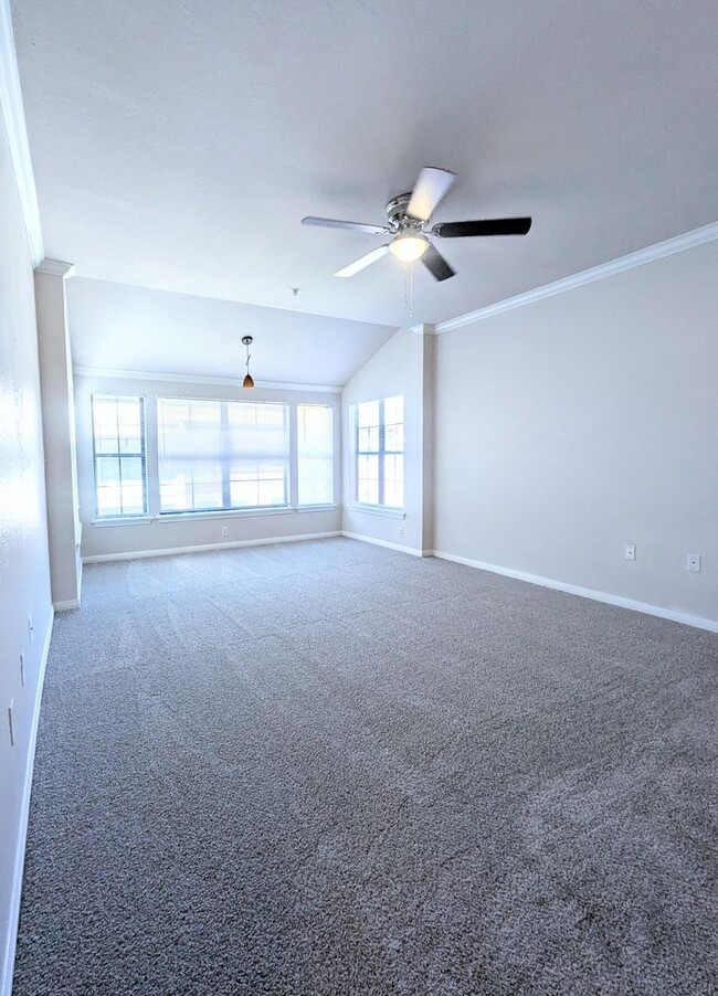 Building Photo - 1x1 A2 Sunroom, top floor unit! New floori... Rental