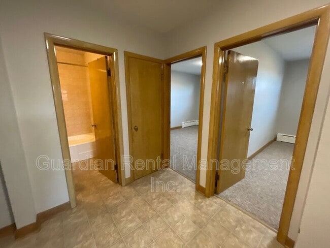 Photo - 2016 Walsh St E Unit Apt 1