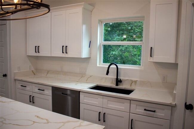 Photo - 106 Runnels St