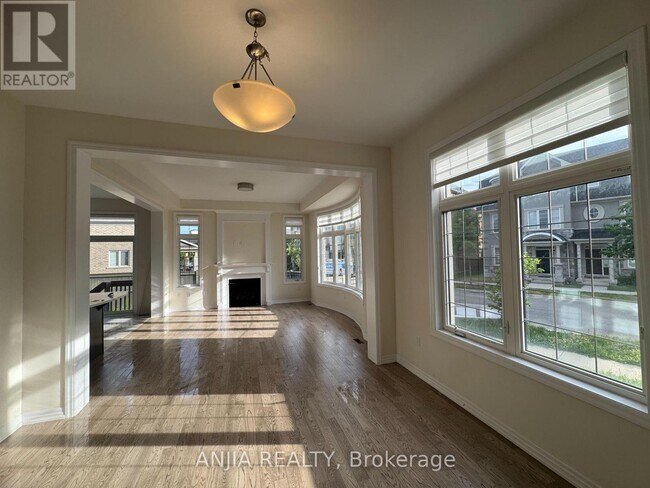 Photo - 3345 Erasmum St