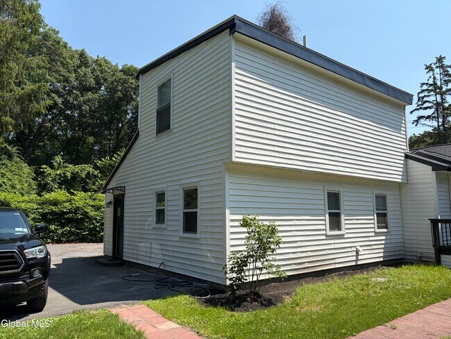 Photo - 905 Balltown Rd Unit (Rear)