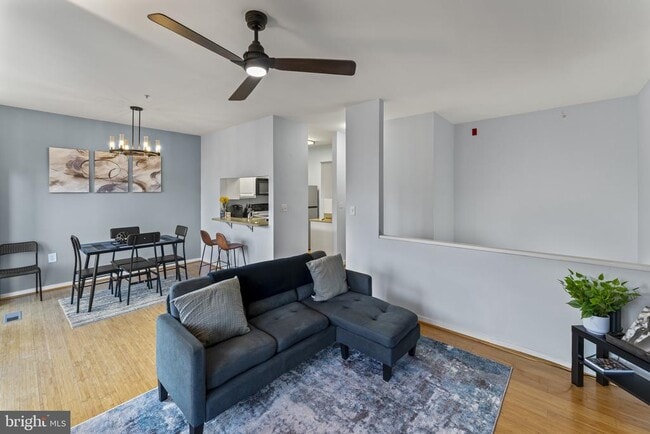 Building Photo - 301 S Reynolds St Unit 202