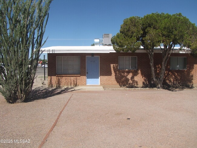 Building Photo - 4713 E 1st St Rental