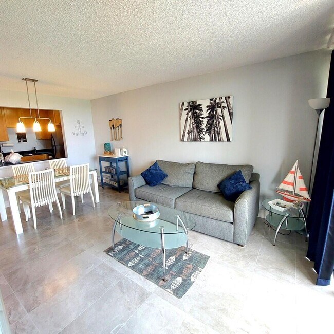 Building Photo - 1830 Embassy Dr Unit 605