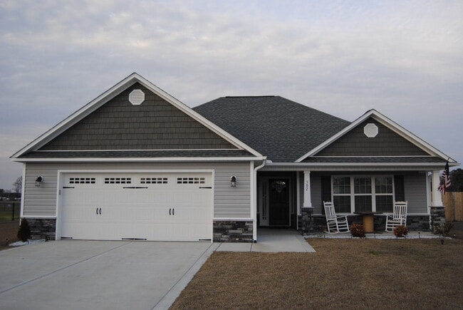 Building Photo - 302 Carew Dr