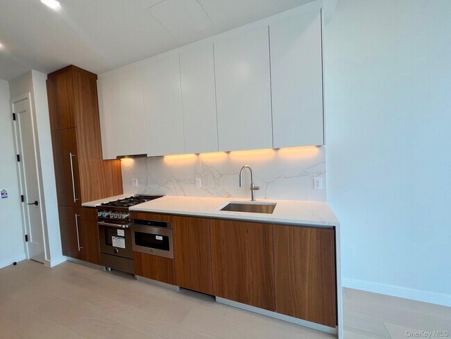 Photo - 35-32 Leavitt St Unit 11M