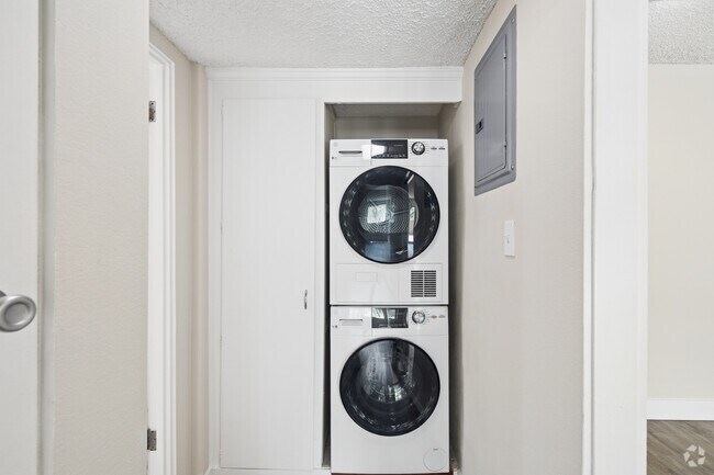 1BR, 1BA - 825SF - Laundry