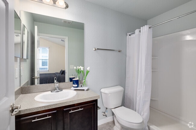 4BR, 4BA - 1,772SF - Bathroom