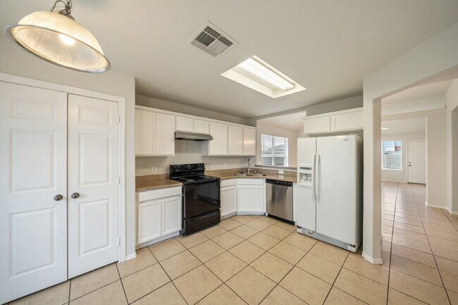 Photo - 305 Golden Oak Dr