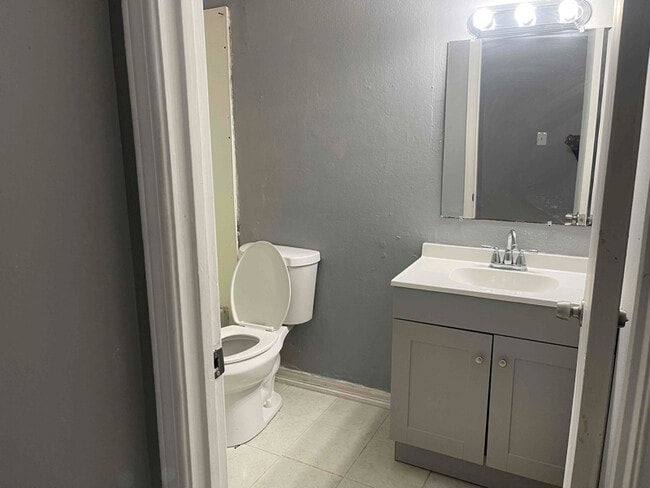 Photo - 406 Scotsdale St