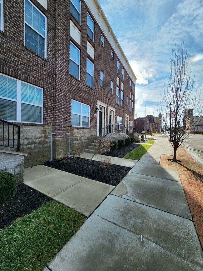 Photo - Deluxe Condo In Center Street Townes Springfield, OH