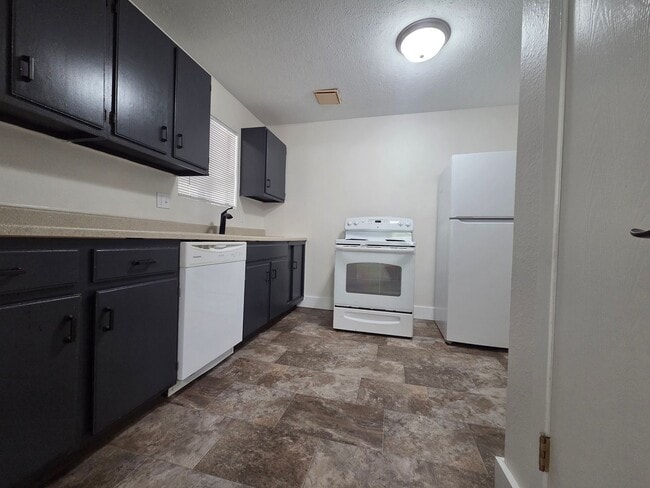 Building Photo - 2438 S 10th St Unit 2438 S 10th St #4