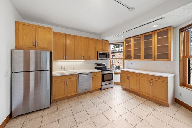 Charming Vintage Second Floor Duplex with In-Unit Laundry in Heart of Oak Park