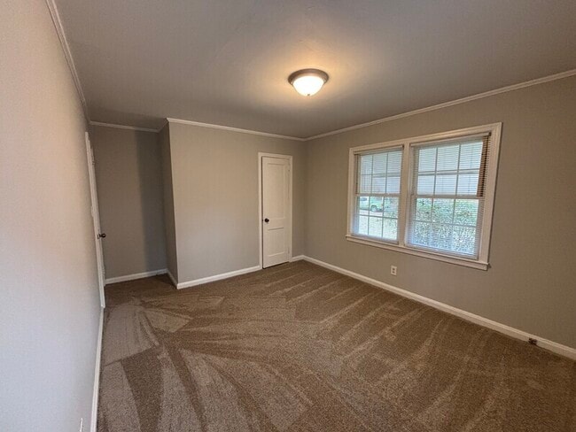 Photo - 718 Trout St