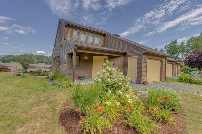 Building Photo - 21 Woodbury Dr Unit 27