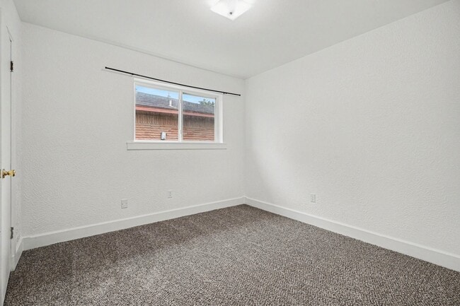 Building Photo - 1105 E Brown Ln