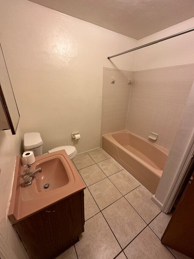 Photo - 4 bed 2 bath House- Walk to Doak Campbell Stadium!! Available August 2026!