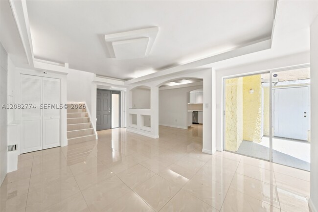 Building Photo - 9674 Fontainebleau Blvd