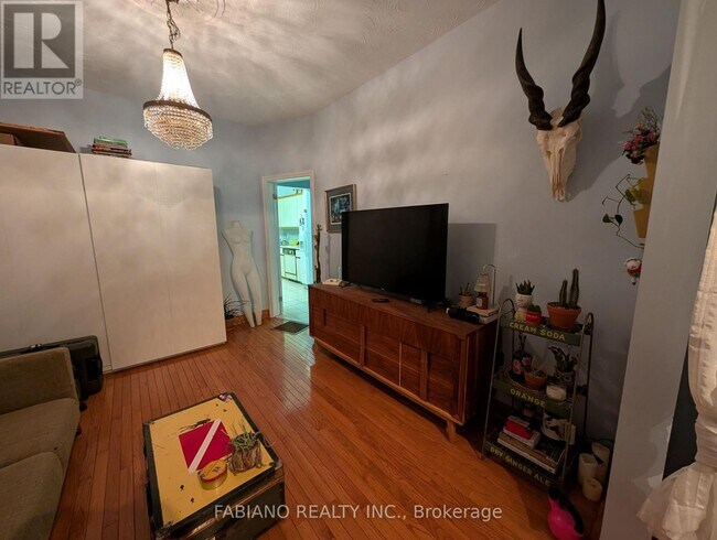 Photo - 1038 Dovercourt Rd