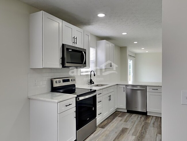 42 River Ct