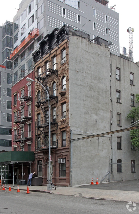 Photo - 408 W 39th St Apartments