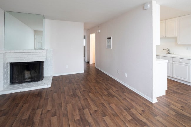 Photo - Large 2BR in Pacific Beach w/ a Fireplace and 2 Parking Spaces!