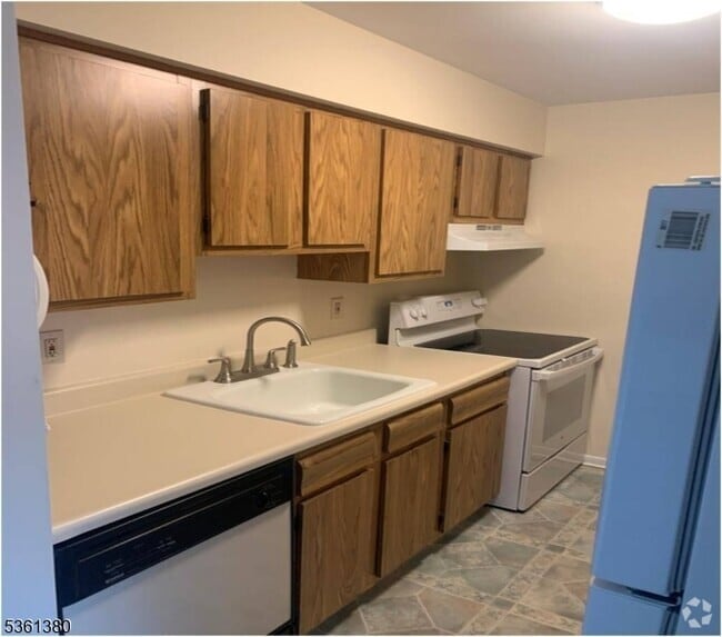 Building Photo - 731 Belleville Ave Unit B8 Rental
