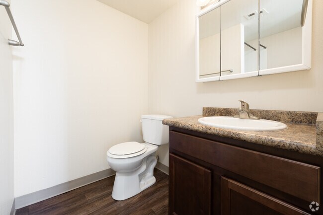 2BR, 2BA - 1050SF