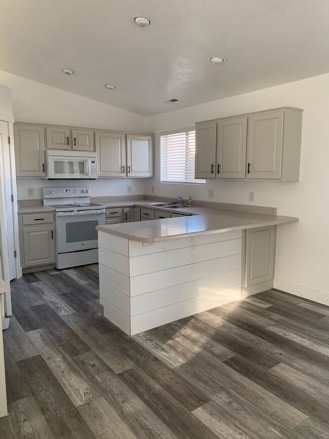 Photo - 4 Bedroom Home In Bloomington With RV Parking