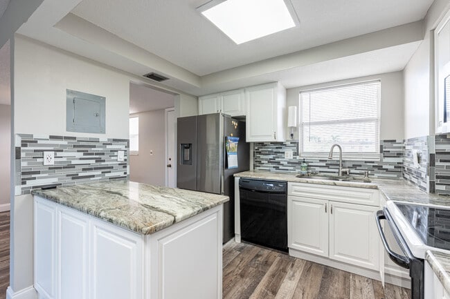 Building Photo - 729 Lori Dr Unit 305