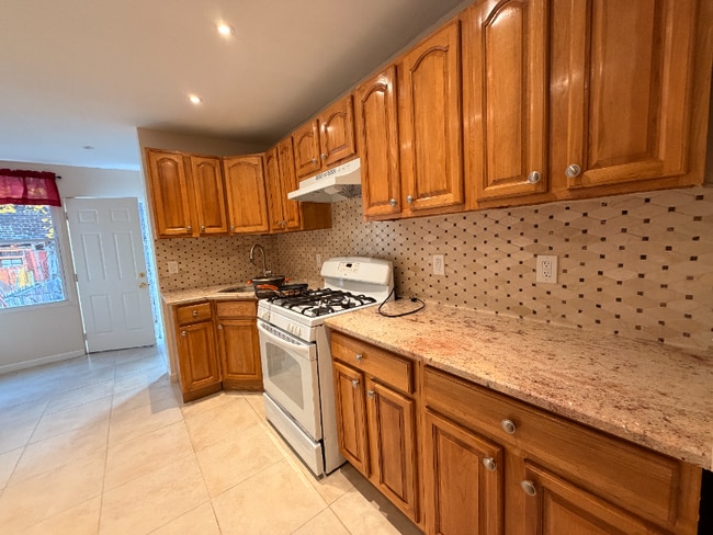 Building Photo - 2320A Powell Ave