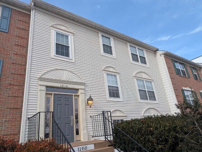 Building Photo - Bright Condo Living in a Convenient Fairfax Location Unit 202