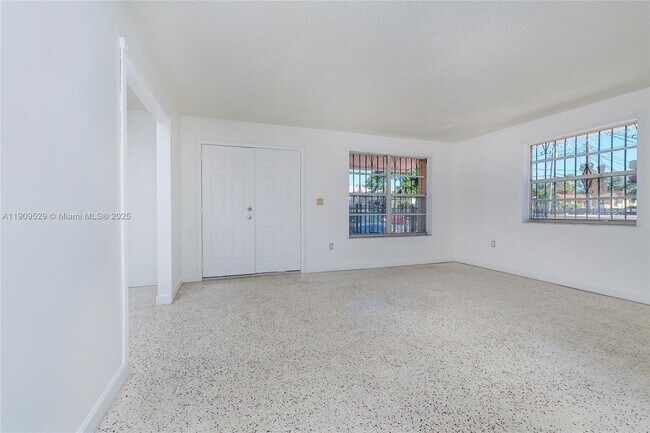 Photo - 3076 SW 17th St Unidad Front