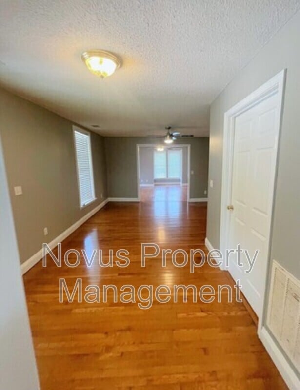 Photo - 102 Lipham St