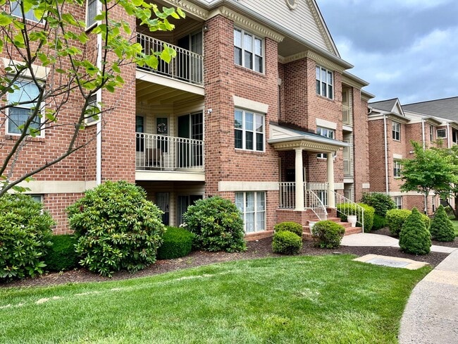 Building Photo - Charming 2 Bedroom/2 Bathroom Apartment Unit in Pond Condos!