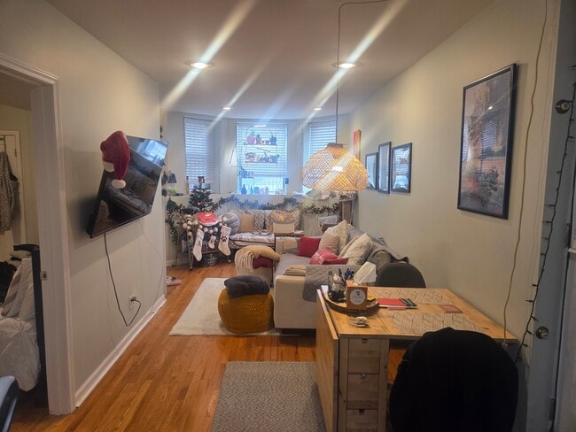 Building Photo - 2047 W Evergreen Ave Unit G